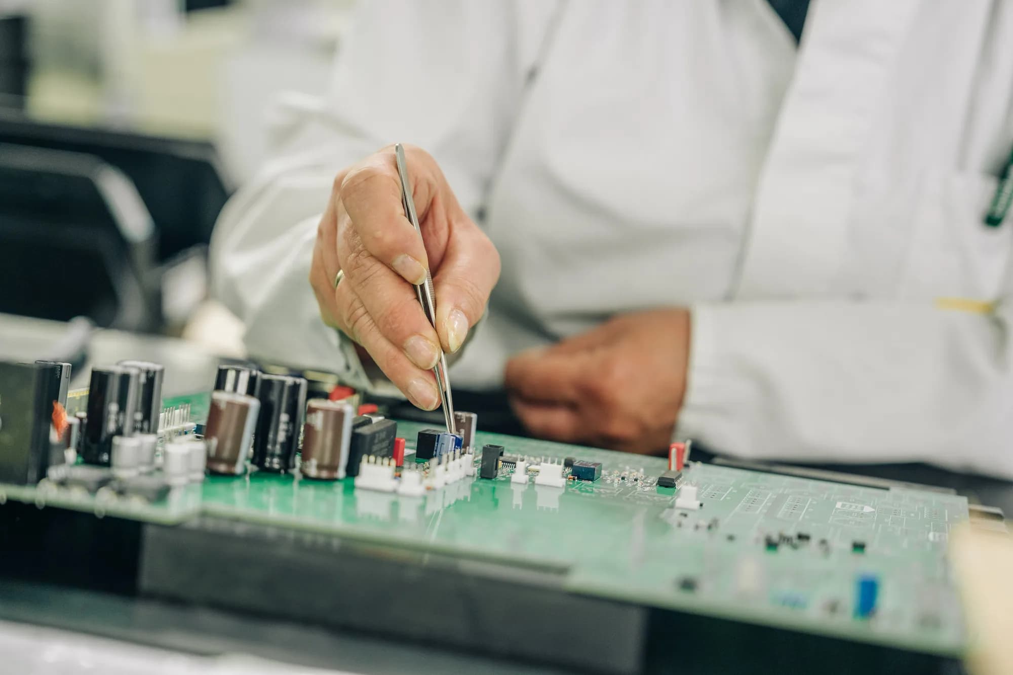 Siemens-Maschinen in der Elektronikfertigung. Produktionsanlage für Baugruppenfertigung, SMD und THT Bestückung.